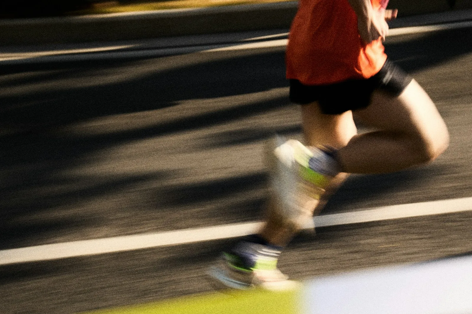 Coureur en mouvement sur route — la chaussure daily absorbe 80 % de ta charge hebdomadaire