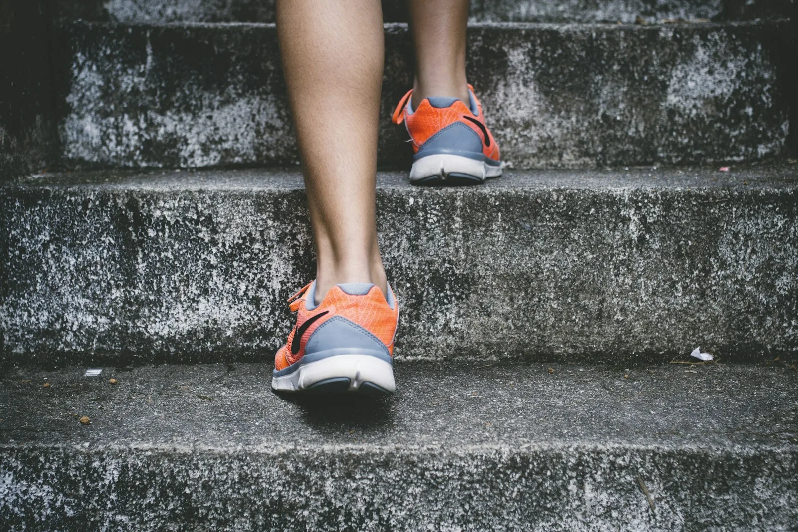 Montée d'escaliers en extérieur — le renforcement du mollet et du tendon d'Achille, la condition manquante que personne ne veut faire