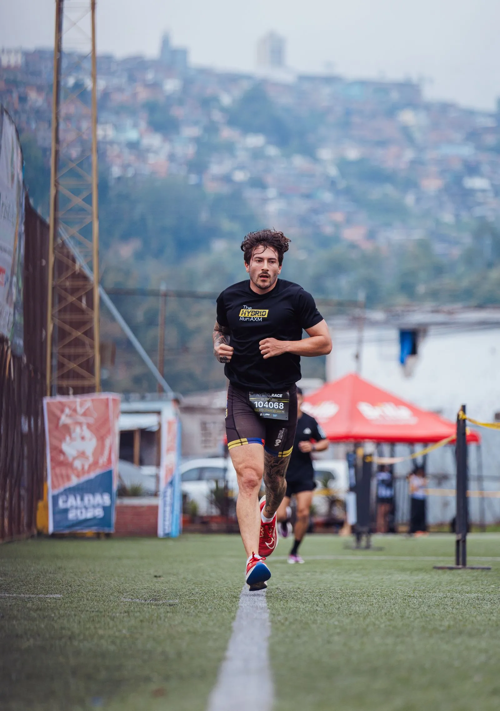 Coureur d'endurance en plein effort — même en affûtage, le stimulus d'intensité reste indispensable