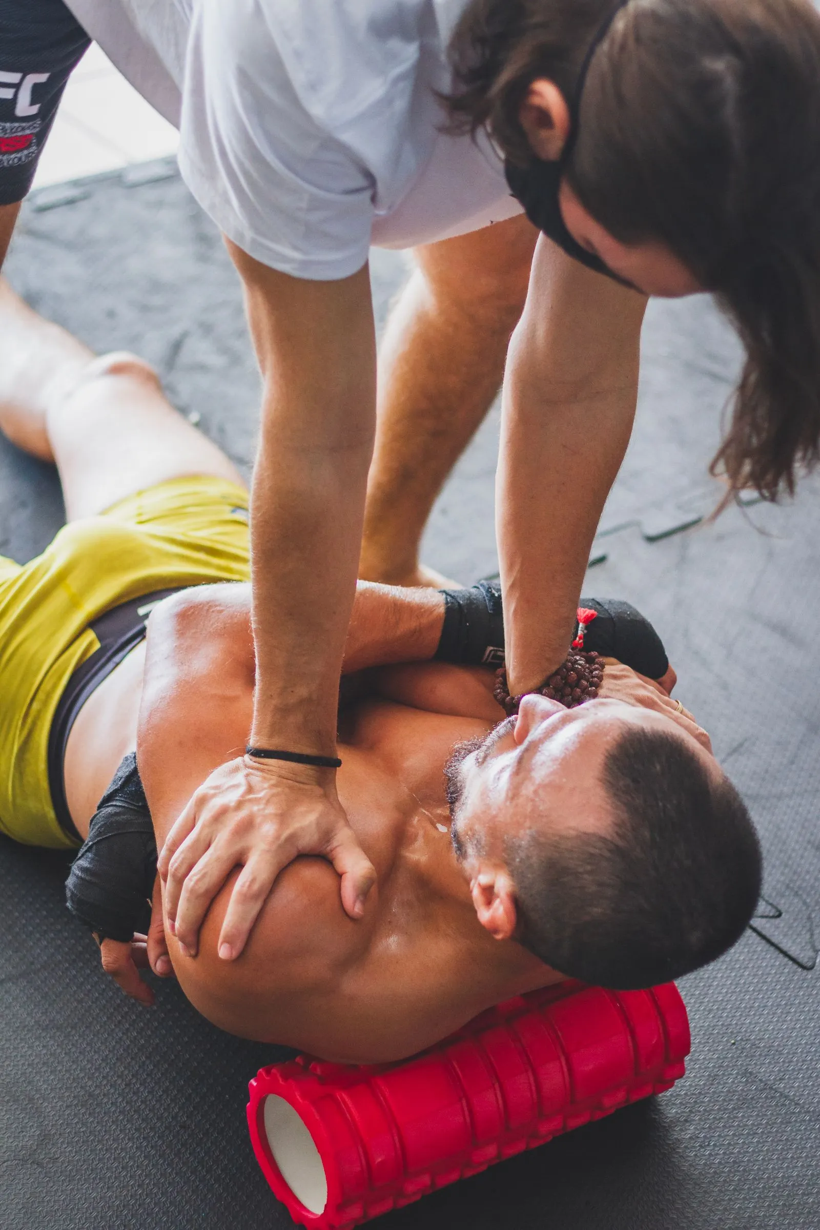 Récupération au foam roller — oui avant J-5, mais pas de massage profond après