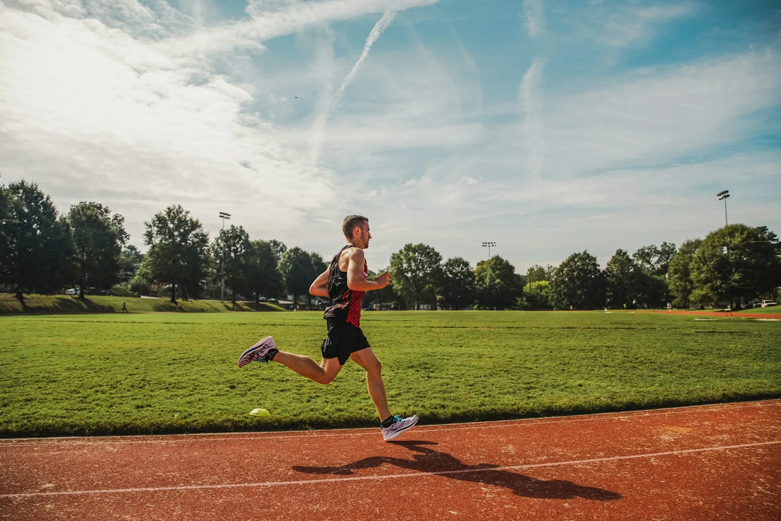 Coureur en plein effort sur les derniers kilomètres — la souffrance concentrée est la preuve d'une course bien gérée