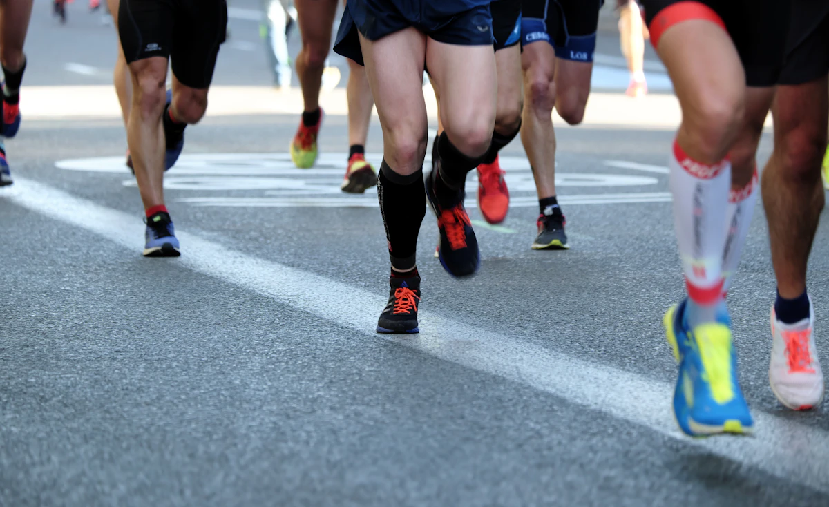 Runner avec genou douloureux — zone latérale du genou, trajet de la bandelette ilio-tibiale
