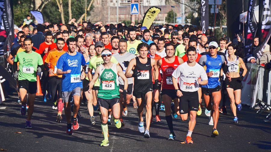 Coureurs en compétition sur route — l'effort de course est le bout de l'iceberg d'un entraînement bien dosé