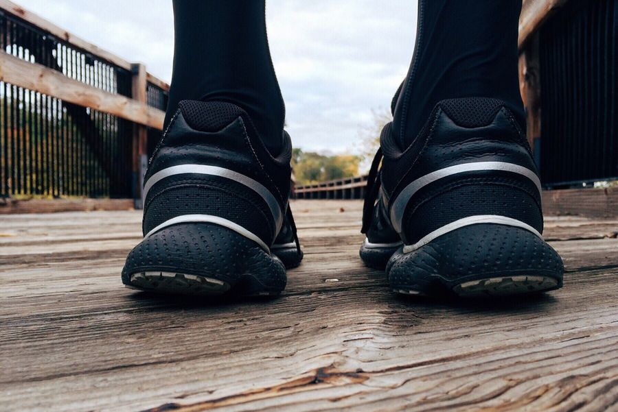 Chaussures de running posées au sol le matin — la logistique simple du départ à jeun