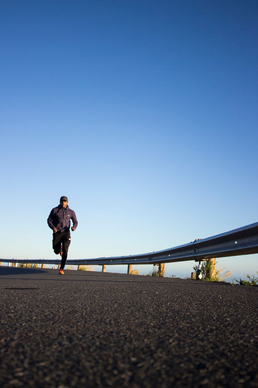 Coureur sur route déserte, allure matinale légère — l'absence de lourdeur digestive change la qualité de la séance