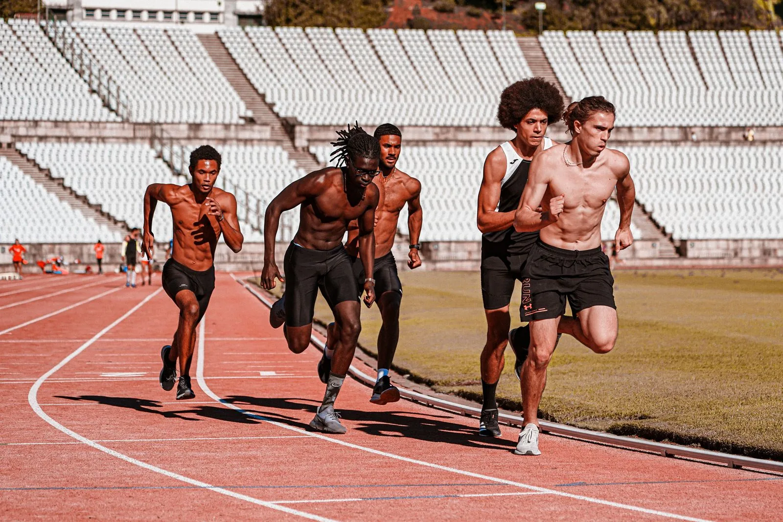 Groupe de coureurs en accélération sur ligne droite — le bloc qui active vraiment le système nerveux