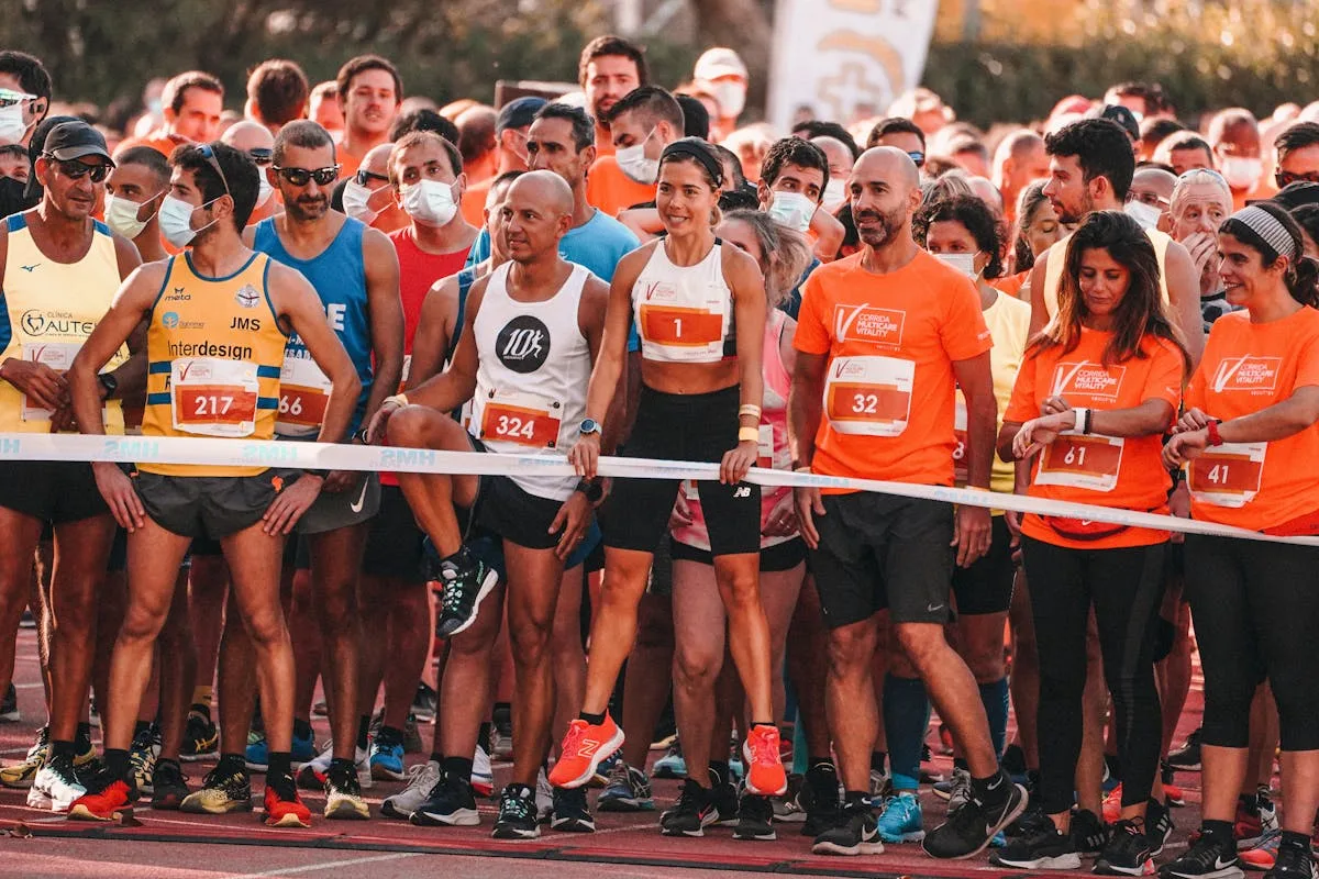 Coureurs au départ d'un marathon — ligne de départ, dossards, concentration avant la course