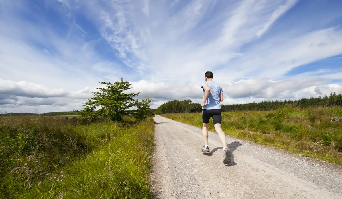 Coureur sur route en endurance fondamentale — allure détendue, foulée économique